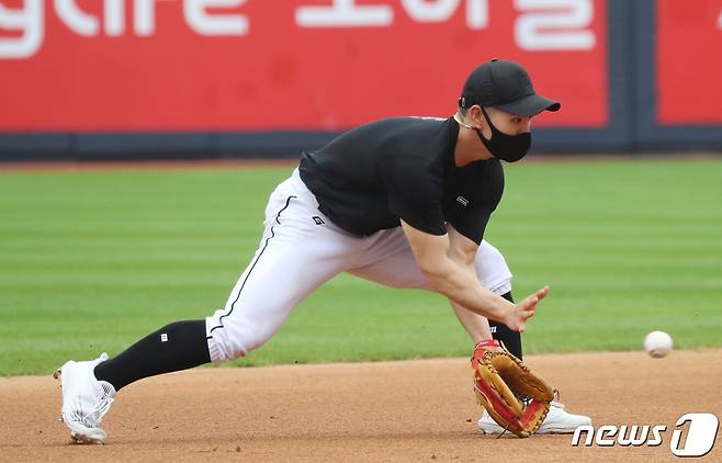 30일 오전 경기도 수원시 장안구 KT위즈파크에서 열린 '2022 KBO 신인 드래프트 트라이 아웃'에 참가한 김서진이 내야 펑고 테스트를 하고 있다. 2021.8.30/뉴스1 © News1 김영운 기자