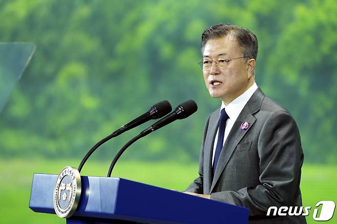 문재인 대통령이 29일 오후 서울 동대문디자인플라자에서 열린 '2050 탄소중립위원회 출범식'에서 격려사를 하고 있다.2021.5.29/뉴스1 © News1 이광호 기자