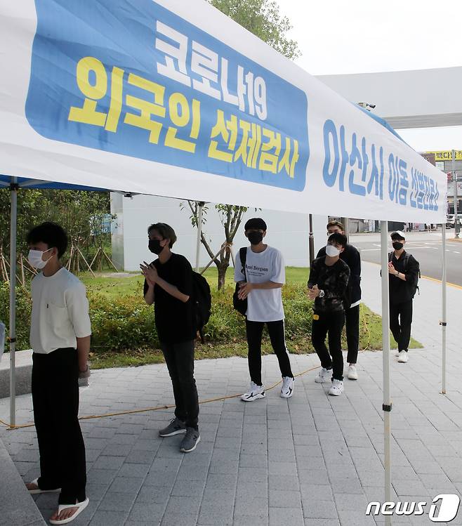 30일 충남 아산 순천향대학교에 마련된 외국인선별진료소에서 외국인 학생들이 신종 코로나바이러스 감염증(코로나19) 검사를 받고 있다. 2021.8.30/뉴스1 © News1 김기태 기자