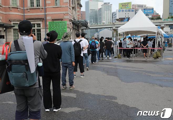 13일 서울 중구 서울역 임시선별진료소에서 시민들이 검사 대기를 하고 있다. © News1 이성철 기자
