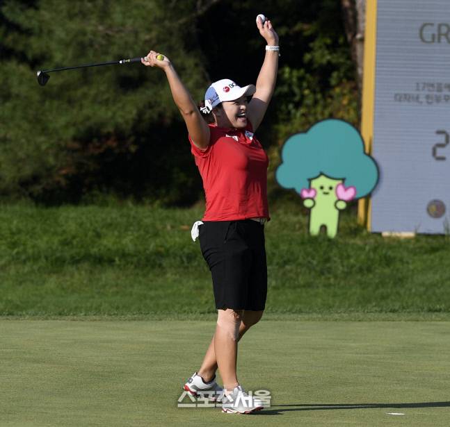 장하나가 18번홀에서 우승을 확정한 후 두 팔을 벌려 기뻐하고 있다. 이천 = 이주상기자 rainbow@sportsseoul.com