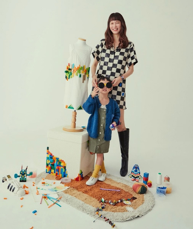 A lovely picture of Model Song Kyoung-a with her daughter has been released.Song Kyoung-a told his Instagram on the 13th, I am a picture with Haes favorite Legoland.(My clothes are more like princesses, so I sprained out in the middle and ran out.) I do not know why I think I am a rival, but I am a funny kid. Thank you for making good memories with Hae, he said.The picture shows the lovely figure of Song Kyong-a and 6-year-old daughter Hae-yi.In particular, Song Kyoung-as daughter, Hae Yang, showed off her charm as well as her mother, a top model, and she showed off her cute charm with various poses and facial expressions.Meanwhile, Song Kyoung-a married a casting businessman, Do Jung-han, in 2012, and has a daughter.