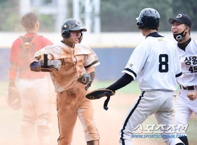 11일 서울 목동야구장에서 제76회 청룡기 전국고교야구선수권대회 전주고와 대구상원고의 경기가 열렸다. 승부치기 10회말 대구상원고 김상원의 안타 때 역전 득점에 성공한 강도훈이 동료들과 함께 환호하고 있다. 목동=송정헌 기자 songs@sportschosun.com