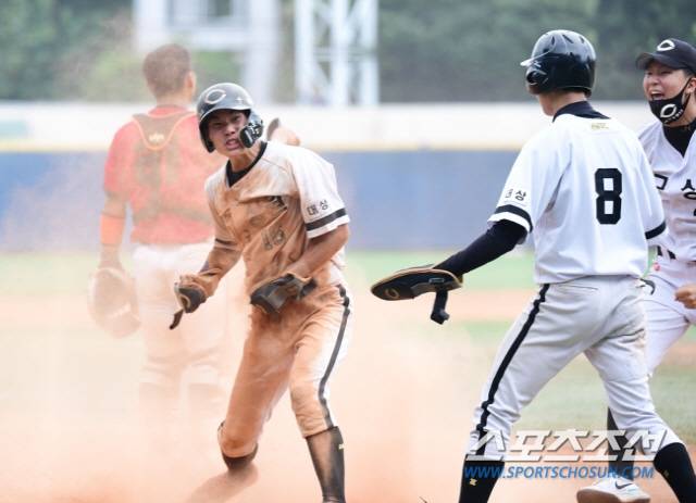 11일 서울 목동야구장에서 제76회 청룡기 전국고교야구선수권대회 전주고와 대구상원고의 경기가 열렸다. 승부치기 10회말 대구상원고 김상원의 안타 때 역전 득점에 성공한 강도훈이 동료들과 함께 환호하고 있다. 목동=송정헌 기자 songs@sportschosun.com