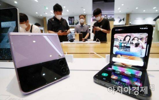 삼성전자가 '갤럭시 언팩 2021'을 통해 폴더블 스마트폰 '갤럭시Z폴드3'와 '갤럭시Z플립3' 등을 공개한 가운데 지난달 12일 서울 서초구 삼성 딜라이트샵을 찾은 고객들이 신제품을 살펴보고 있다./김현민 기자 kimhyun81@