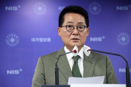 박지원 국정원장이 지난달 27일 오후 정부서울청사 브리핑실에서 국민사찰 종식 선언 및 대국민 사과문을 발표하고 있다. [이미지출처=연합뉴스]