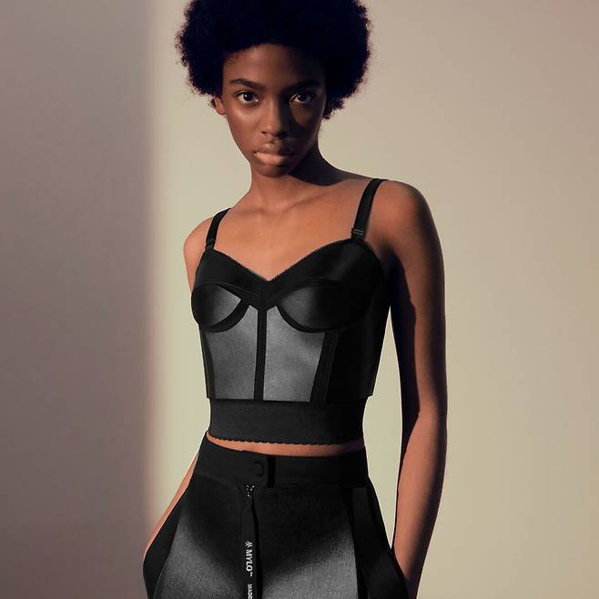 스텔라 맥카트니가 버섯으로 만든 가죽으로 제작한 옷