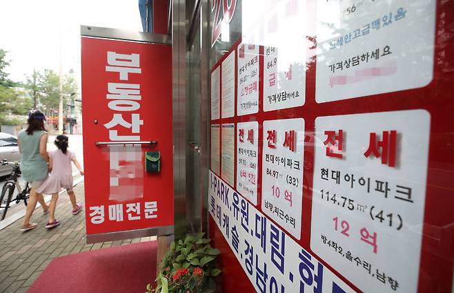 서울 양천구의 한 공인중개사에 붙은 매매 및 전세가격표 모습. /연합뉴스
