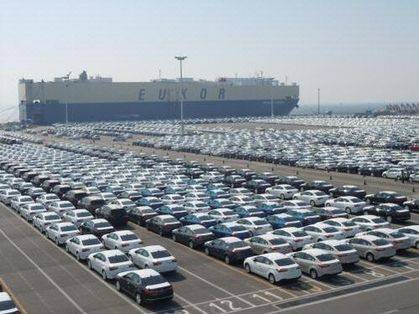 최근 전체 국내 증시가 반등한 가운데 자동차 업체들의 주가는 엔화 강세 효과 감소와 신흥국에서의 판매 부진 우려 등으로 인해 옆걸음하고 있다. 사진은 경기도 평택항에서 수출 차량들이 선적 대기 중인 모습