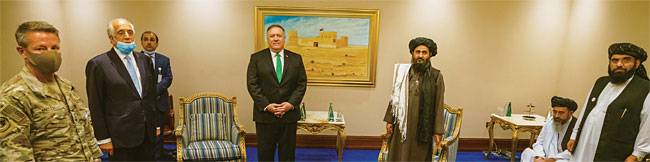 2020년 9월 12일 도하에서 마주한 미국과 탈레반 대표들. 무책임하다고 조 바이든이 비난을 받지만 정작 탈레반과 협정을 맺고 철군을 결정한 것은 전임자 도널드 트럼프였다. 사진 위키피디아