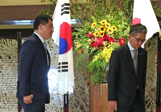 최종건 외교부 1차관(왼쪽)이 20일 오후 일본 도쿄도(東京都) 미나토(港)구 소재 외무성 이쿠라(飯倉)공관에서 모리 다케오(森健良) 일본 외무성 사무차관과 기념사진 촬영을 준비하고 있다. 도쿄올림픽 개막식에 문재인 대통령이 참석하고 이를 계기로 스가 요시히데(菅義偉) 일본 총리와 정상회담을 하는 방안이 한일 양국 사이에 논의됐으나 결국 무산됐다. 청와대는 문재인 대통령은 도쿄올림픽 계기 방일을 하지 않기로 결정했다고 전날 발표했다. 연합뉴스