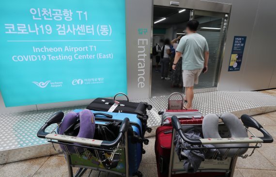 지난달 25일 오전 인천국제공항 제1여객터미널에 마련된 코로나19 검사센터로 출국을 앞둔 시민들이 검체검사를 받기 위해 들어서고 있다. 뉴스1