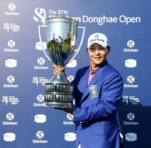 2021년 한국프로골프(KPGA) 코리안투어 제37회 신한동해오픈 골프대회 우승을 차지한 서요섭 프로가 우승 트로피를 들고 있는 모습이다. 사진제공=KPGA