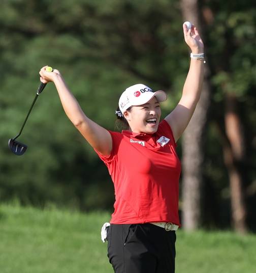 2021년 한국여자프로골프(KLPGA) 투어 메이저 대회 KB금융 스타챔피언십에서 우승한 장하나 프로가 18번홀에서 우승을 확정하고 기뻐하는 모습이다. 사진제공=KLPGA
