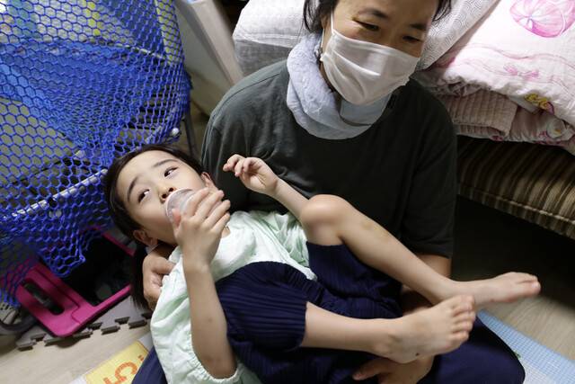 가람(가명)이가 지난 6일 낮 경기도 파주시 아파트에서 젖병에 든 특수영양식을 먹고 있다. 발달장애와 자폐가 있는 가람이는 섭식장애가 있어 딱딱한 음식을 섭취하지 못해 액체로 된 음식을 먹는다. 파주/김명진 기자 littleprince@hani.co.kr