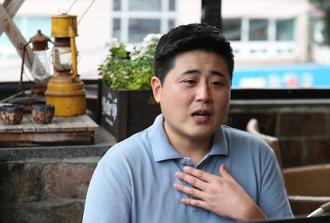 성소수자 예술가 제람이 지난 2일 서울 마포구 한 카페에서 <한겨레>와 인터뷰하고 있다. 강창광 선임기자 chang@hani.co.kr