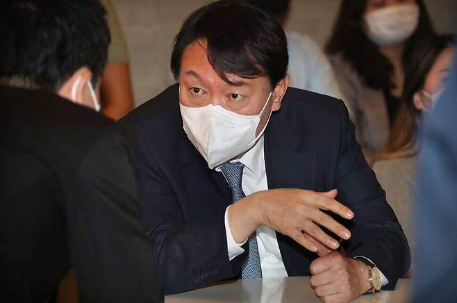 Yoon Seok-youl, People Power Party candidate for president, speaks with a participant while taking part in a forum on youth issues held in Sinchon in Seodaemun District, Seoul, on Sunday. (pool photo)