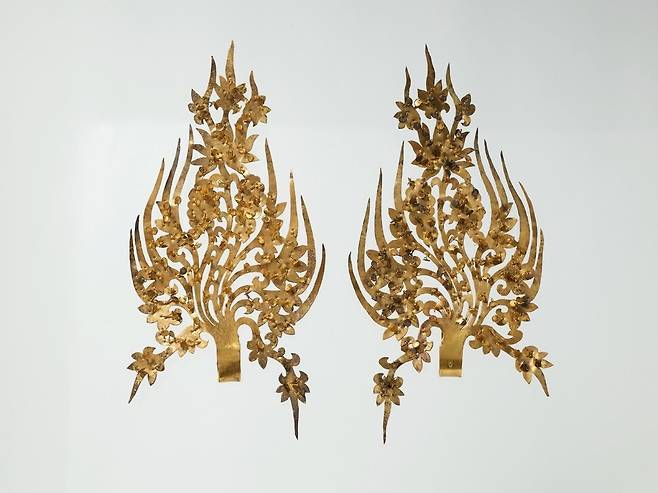 무령왕릉의 대표적인 출토품 가운데 하나로 꼽히는 무령왕의 관꾸미개 장식. 치솟아 오르는 화염 모양의 무늬가 특징이다. 국립공주박물관 제공