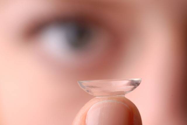 자신의 눈 건강 상태에 맞는 콘택트렌즈를 고르고, 사용 중에는 콘택트렌즈 전용 세척액으로 깨끗하게 세척·관리하고, 일회용 제품은 재사용하지 않아야 한다. /클립아트코리아 제공