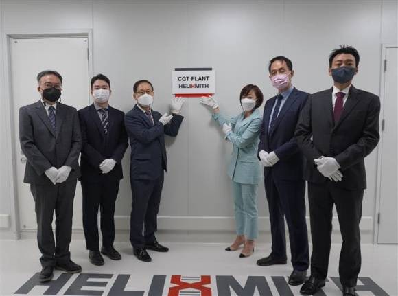 헬릭스미스가 13일 유전자·세포치료제 전문 공장 'CGT Plant' 준공을 기념해 현판식을 개최했다. 유승신 대표이사(우측 3번째), 박원호 사장(좌측 3번째), 배경동 생산본부장(우측 2번째) 등 참석자들이 기념사진을 촬영하고 있다. [사진=헬릭스미스]