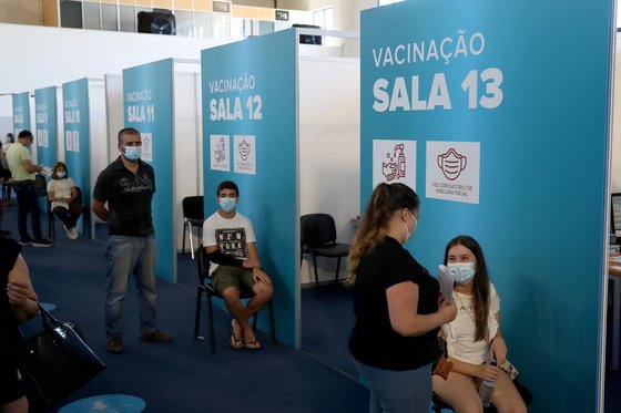 지난달 22일 포르투갈 리스본의 코로나19 백신 접종소에서 학부모들이 12~15세 자녀들에게 백신을 맞히기 위해 기다리고 있다. [신화=연합뉴스]