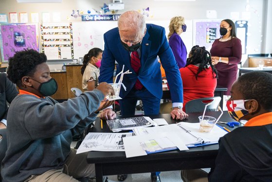 조 바이든 미국 대통령이 지난 10일(현지시간) 질 바이든 여사와 함께 워싱턴의 브룩랜드 중학교를 찾아 학생들에게 코로나19 백신 접종의 필요성을 이야기했다. [AP=연합뉴스]