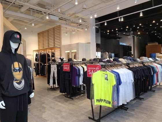 최근엔 신발이나 가방 등 잡화보다는 명품 의류 수입및 판매 비중이 높다. 이소아 기자