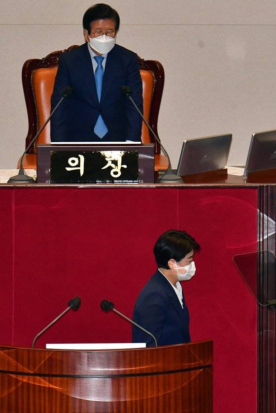 국민의힘 윤희숙 의원이 13일 국회 본회의에서 열린 본인의 사직안 표결에 앞서 신상 발언을 마친 뒤 단상을 내려오고 있다. 2021.9.13 [국회사진기자단] 연합뉴스