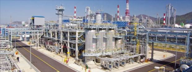 연간 20만t의 폴리부텐(PB)을 생산하는 DL케미칼 여수공장. DL케미칼 제공