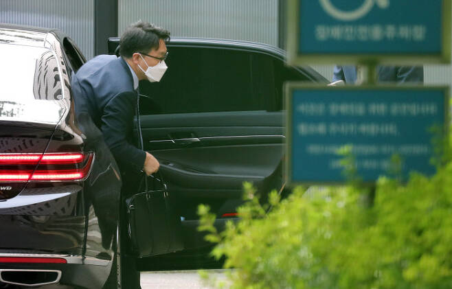 김진욱 고위공직자범죄수사처장이 13일 오전 정부과천청사 공수처에 출근하기 위해 차에서 내리고 있다. /연합뉴스