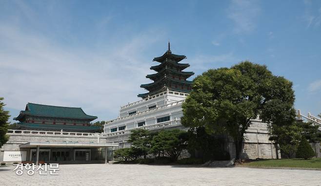 경복궁 내 종합박물관(현 민속박물관)은 1960년대 중반 콘크리트로 문화재를 모방하겠다는 정부의 의지와 당대에 맞는 재료·공법으로 현대 건축을 지어야 한다는 건축가들의 희망을 엮어낸 결과물이다. 위 사진은 1966년 종합박물관 설계변경안, 오른쪽은 민속박물관의 현재 모습.   박정현 제공·우철훈 선임기자