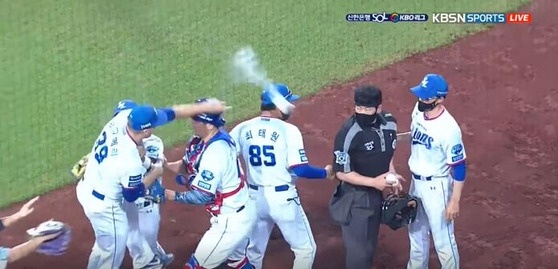 The Samsung Lion's Mike Montgomery throws a rosin bag at the umpire during a game against the KT Wiz in Daegu on Friday. [JOONGANG SUNDAY]