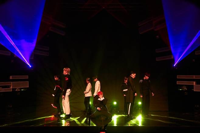 ‘데자부’ 퍼포먼스를 펼치는 에이티즈.&nbsp; &nbsp;KQ엔터테인먼트 제공.
