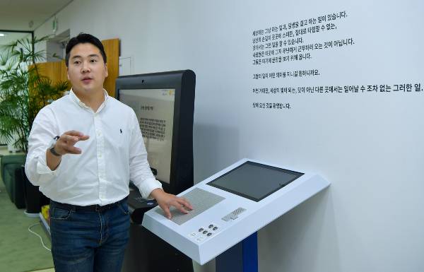 김주윤 대표가 지난 9일 초기 시각장애인을 위한 촉각 지도가 포함된 무인 음성 안내기 제품을 가리키며 장애가 있는 취약계층의 정보 접근성을 높여주고자 현재 개발 중인 제품에 대해 이야기하고 있다.신석현 인턴기자