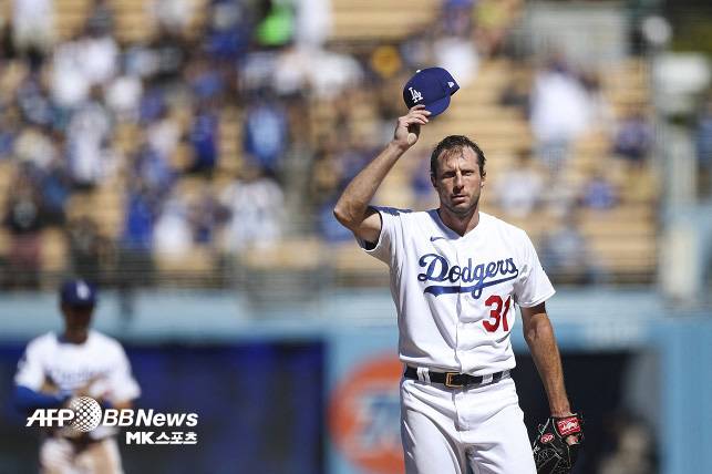 미국 메이저리그 LA 다저스의 맥스 슈어저가 13일(한국시간) 샌디에이고 파드리스와의 홈 경기에서 통산 3000 탈삼진을 달성한 뒤 기뻐하고 있다. 사진(미국 로스앤젤레스)=AFPBBNEWS=NEWS1