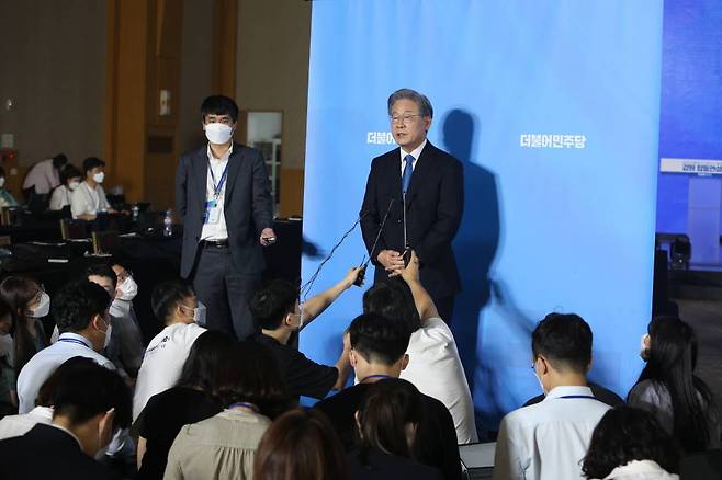 12일 오후 이재명 더불어민주당 대선 경선 후보가 강원도 원주시 오크밸리 리조트 컨벤션홀에서 열린 제20대 대통령선거 후보자 선출을 위한 합동연설회에서 1위를 하고 기자들 앞에서 질문을 받고 답변하고 있다. / 사진제공=뉴시스