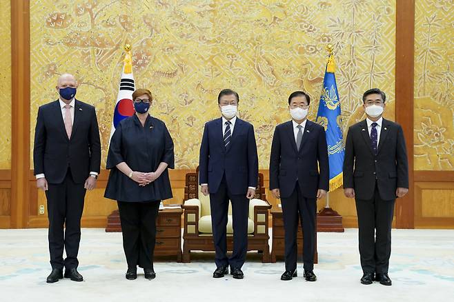 문재인 대통령(가운데)이 13일 오전 청와대 본관 접견실에서 한국과 호주 외교·국방(2+2) 장관회의 참석차 방한한 호주의 마리스 페인 외교장관(왼쪽 두번째)과 피터 더튼 국방장관(왼쪽)을 접견하고 정의용 외교부 장관(오른쪽 두번째), 서욱 국방부 장관과 함께 기념사진을 촬영하고 있다. [연합]