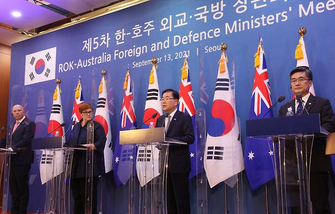 서욱 국방부 장관(오른쪽부터)과 정의용 외교부 장관은 13일 서울 종로구 도렴동 외교부청사에서 방한중인 호주의 마리스 페인 외교장관과 피터 더튼 국방장관과 제5차 한·호주 외교·국방(2+2) 장관회의를 갖고 공동기자회견을 열었다. [연합]