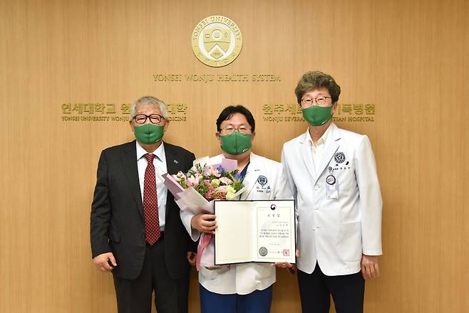 왼쪽부터 한국장기조직원 문인성 원장, 원주세브란스기독병원 김종연 교수, 백순구 의료원장 (사진=원주세브란스기독병원 제공) *재판매 및 DB 금지