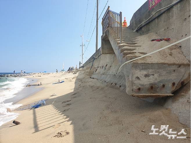 강릉 하평·사천진 해변에서 발생한 해안침식으로 계단의 밑부분이 드러나 출입을 통제하고 있다. 전영래 기자