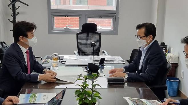 조규일 진주시장이 10일 황성규 국토부 제2차관과 면담을 하고 있다. 진주시 제공