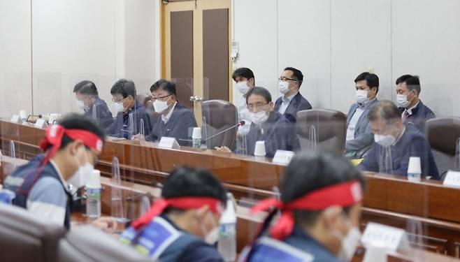 서울교통공사 노조가 예고한 서울 지하철 파업을 하루 앞둔 13일 오후 서울 성동구 서울교통공사 본사에서 최종교섭에 나선 노사가 협상을 하고 있다. 서울교통공사 제공