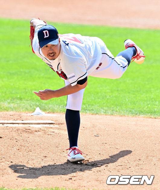 [OSEN=잠실, 지형준 기자]1회초 두산 유희관이 역투하고 있다. 2021.09.12 /jpnews@osen.co.kr