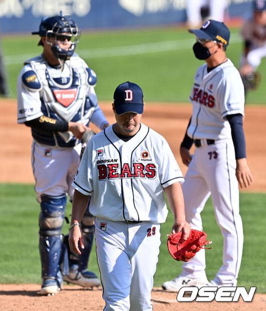 [OSEN=잠실, 지형준 기자]5회초 2사 1,2루에서 두산 유희관이 LG 보어에 1타점 적시 2루타를 허용하며 교체되고 있다. 2021.09.12 /jpnews@osen.co.kr