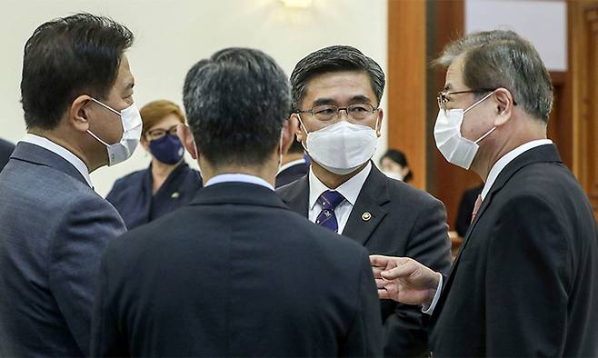 13일 청와대 본관 접견실에서 서훈 국가안보실장(오른쪽)이 서욱 국방부 장관(오른쪽 두 번째), 서주석 국가안보실 1차장(왼쪽) 등과 대화하고 있다. 청와대사진기자단