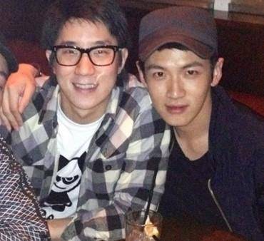 중화권의 대표적 청춘 스타였던 대만 배우 커전둥(오른쪽)과 ‘월드스타’ 청룽의 아들 팡주밍.  웨이보 제공