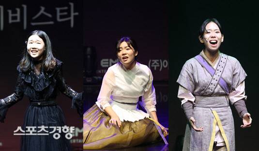 2021 경향뮤지컬 콩쿠르 본선이 열린 12일 서울 중구 경향아트힐에서 (왼쪽부터) 초등부 최연우양, 중등부 양수현양, 고등부 김가연양이 열창하고 있다. 정지윤 선임기자