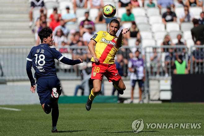 볼 경합을 펼치는 보르도의 황의조(왼쪽) [AFP=연합뉴스]