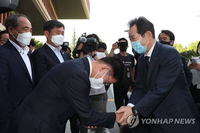 대선 경선 후보직 사퇴한 정세균 전 국무총리 (서울=연합뉴스) 안정원 기자 = 더불어민주당 대선 경선 후보인 정세균 전 국무총리가 13일 오후 국회 소통관에서 후보직 사퇴를 선언한 뒤 배웅하는 캠프 소속 의원 등과 인사하고 있다. 2021.9.13 [국회사진기자단] jeong@yna.co.kr