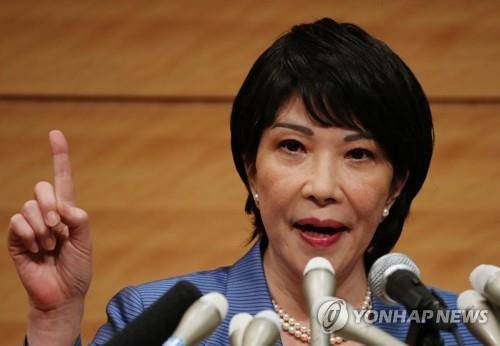 日 자민당 총재 출마 선언하는 다카이치 전 총무상 (도쿄 로이터=연합뉴스) 일본의 다카이치 사나에 전 총무상이 8일 수도 도쿄에서 기자회견을 열고 집권 자민당 총재선거 출마 선언을 하고 있다. 다카이치는 태평양전쟁을 이끈 A급 전범 14명이 합사된 야스쿠니 신사를 단골로 참배해 온 극우파 여성 정치인이다. sungok@yna.co.kr